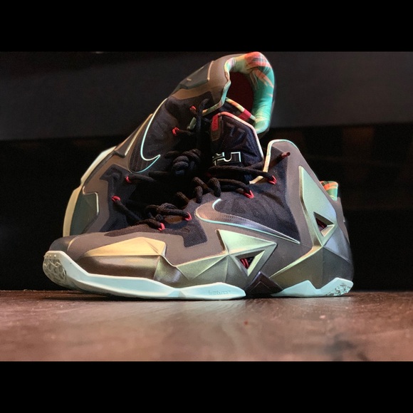 Lebron King's Pride Edition - Picture 1 of 2